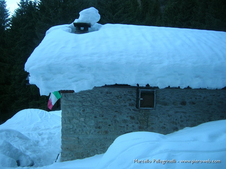 02 I tetti delle baite carichi di neve.JPG